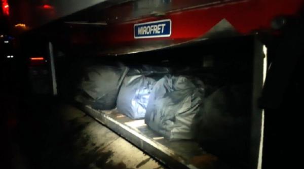 Franța. Doi șoferi ROMÂNI, prinși cu sute de kilograme de canabis, în camion