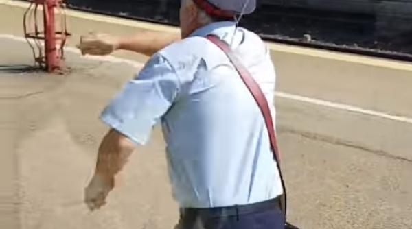 Nașul A PIERDUT trenul. Întâmplare demnă de filmele de COMEDIE (VIDEO)