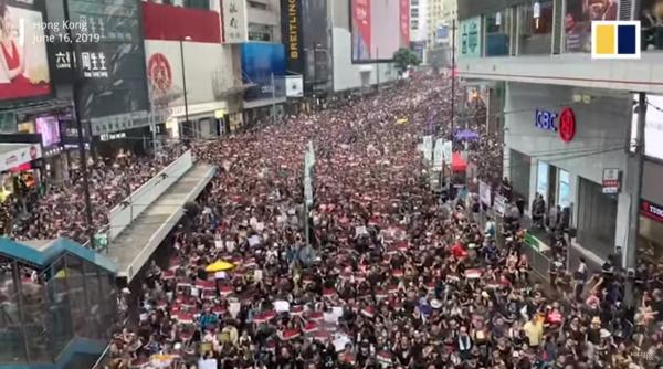 Sute de mii de oameni PROTESTEAZĂ în Hong Kong, cerând DEMISIA șefei executive a orașului (VIDEO)