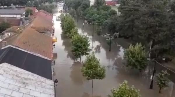 Alertă în Cernavodă, după o ploaie torențială. Apa a trecut de nivelul roților mașinilor | VIDEO