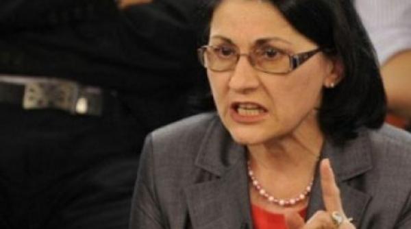 Ecaterina Andronescu îi ceartă pe elevi în miez de noapte. Sfatul ministrului 