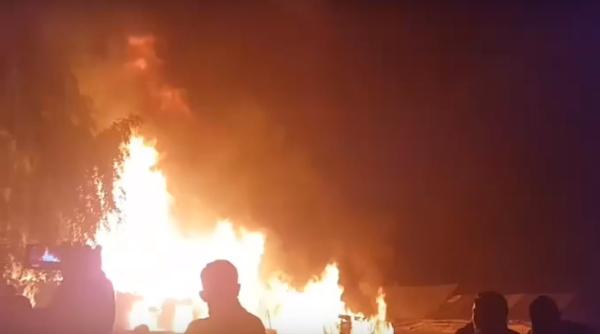 IMAGINI VIDEO. SCANDAL între romi şi ruşi. Ruşii i-au evacuat FORŢAT. Un om a murit