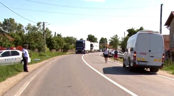 Microbuz plin cu oameni, SPULBERAT de TREN în această dimineață