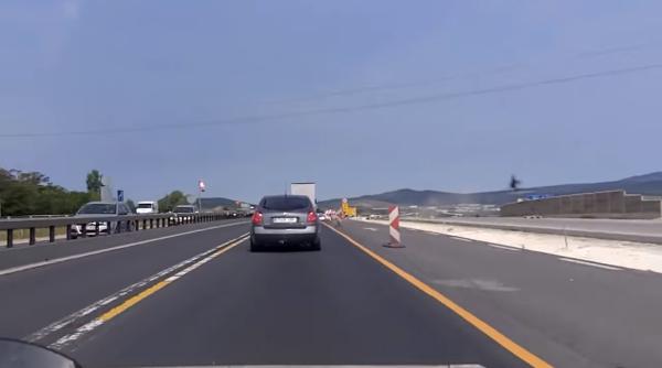 Un șofer ROMÂN a ajuns de râsul internetului. Cum a fost surprins pe o autostradă din Ungaria (FOTO)