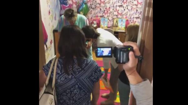 Fetiță ROMÂNCĂ, luată cu mascații din camera ei ca să fie trimisă în SUA: „Mami, nu vreau să plec!”. Imagini ÎNGROZITOARE (VIDEO)