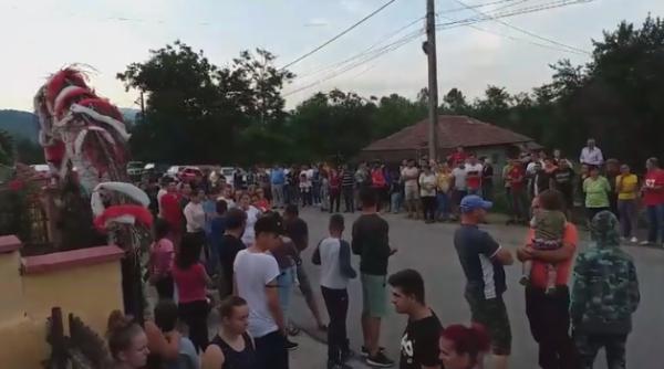 VIDEO. Protest MASIV acasă la fetița scoasă cu forța din casă de mascați