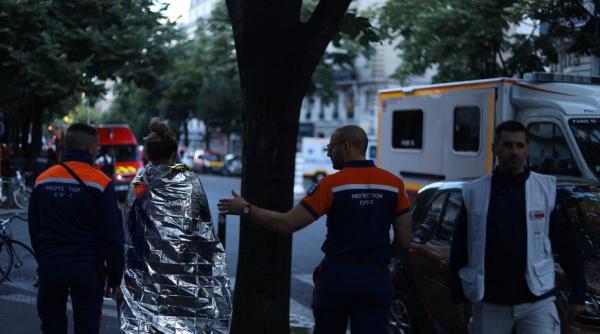 Trei morţi şi zeci de răniţi într-un incendiu DEVASTATOR, în Paris. SUTE de pompieri s-au luptat cu flăcările