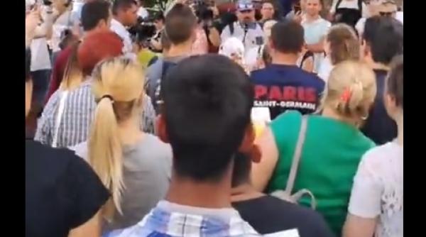 Imagini VIDEO din Craiova, unde oamenii au ieşit în stradă: "Fără Sorina nu plecăm!"
