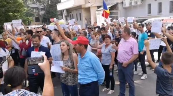 PROTEST. Oamenii s-au adunat în faţa Curţii de Apel Craiova. Scandează: "ANULAŢI adopția!"