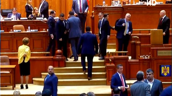 SCANDAL în Parlament: "Nu vă mai satură Dumnezeu de pensii speciale". ULTIMA ORĂ