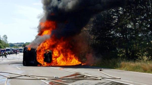 Germania. Un șofer român a SCĂPAT miraculos din camionul său care ardea ca o torță