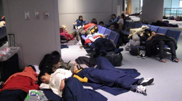 O parte din copiii blocați pe aeroporturile din Tokyo se întorc în România