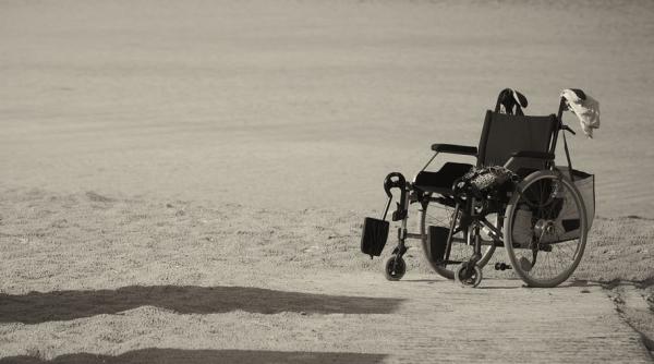 Italia. O ROMÂNCĂ, în cărucior cu rotile, JEFUITĂ de o femeie fără un picior și de un bărbat fără o mână