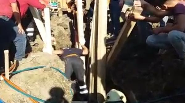 Muncitori ROMÂNI, prinși sub un mal de pământ