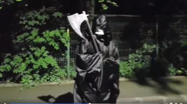 Marian Ceaușescu s-a îmbrăcat în Moartea cu Coasa și s-a dus acasă la Ion Iliescu. Video VIRAL 