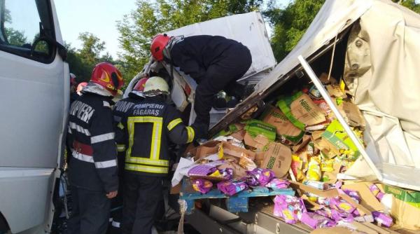 ACCIDENT MORTAL. Dubă, SPULBERATĂ de TIR pe DN1