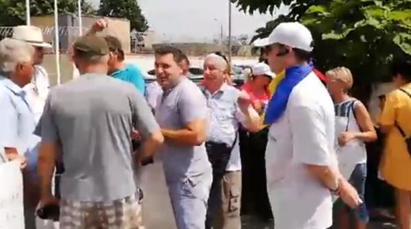 Mălin Bot, LOVIT de protestatarii care cer ELIBERAREA lui Dragnea. VIDEO