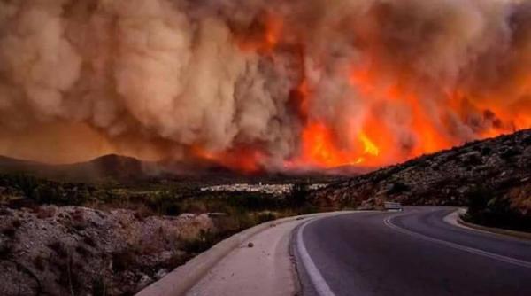 Incendii DEVASTATOARE în Grecia. Mai multe sate, EVAUCATE de URGENŢĂ