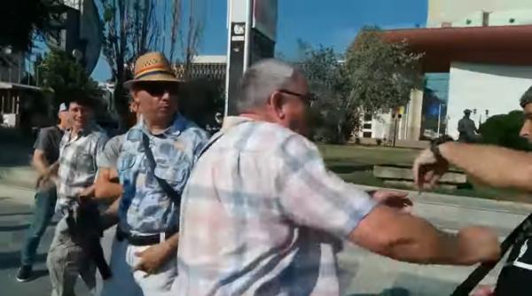 Protestatarul Ceaușescu, TÂLHĂRIT și ÎMBRÂNCIT de susținătorii PSD (VIDEO)
