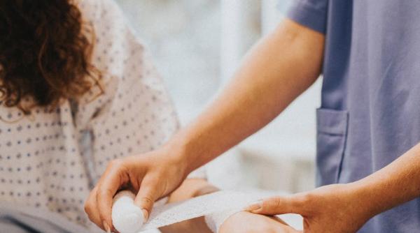 Italia. Familie de ROMÂNI, BĂTUTĂ GRAV. Copilul a ajuns de URGENȚĂ la spital