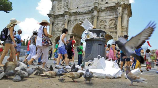 Româncă, la un pas să fie amendată în Roma, pentru că a făcut curăţenie în faţa blocului