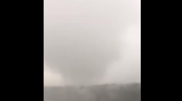 O TORNADĂ a LOVIT Italia și a băgat SPAIMA în oameni (VIDEO)