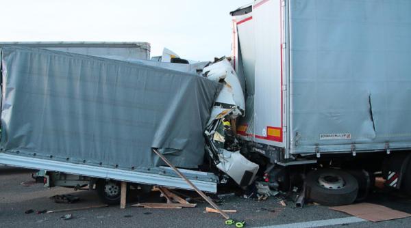 Germania. Șofer român, STRIVIT în cabina camionului în urma unui GRAV accident | FOTO