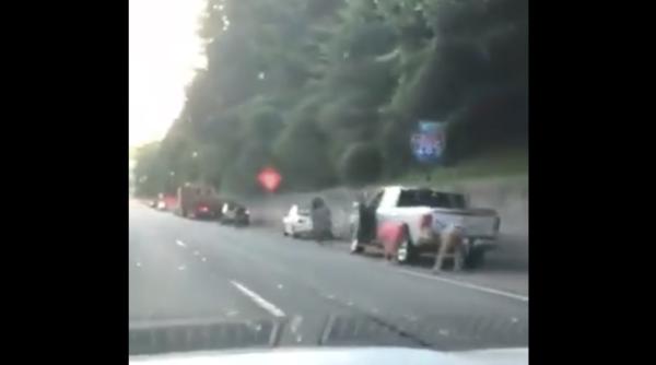 A „plouat” cu dolari pe o autostradă din SUA. Ușile unei mașini blindate s-au deschis (VIDEO)