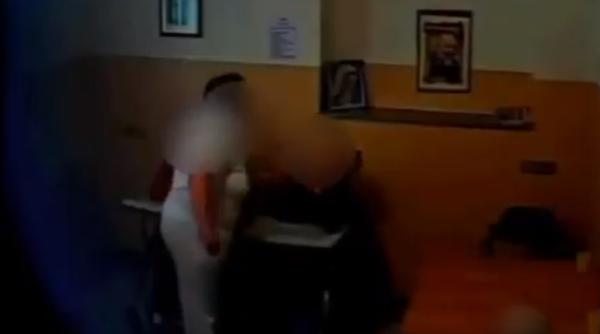 Italia. Două îngrijitoare ROMÂNCE au BĂTUT cu SĂLBĂTICIE bătrânii pe care îi îngrijeau. Imaginile sunt publice (VIDEO)