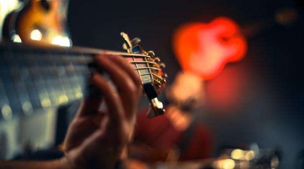 „Starea de URGENȚĂ climatică”, decretată în Marea Britanie. Nu de Guvern, ci de… artiști