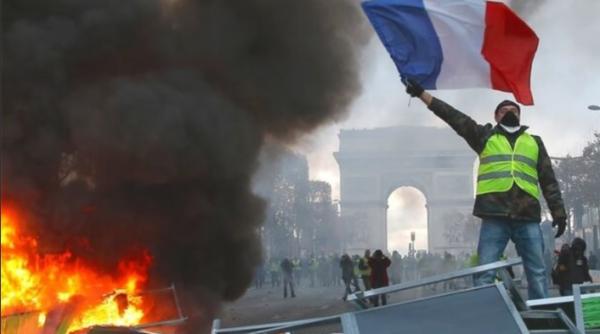VIDEO. PROTESTE la Paris, de Ziua Naţională. Poliţia a intervenit cu GAZE LACRIMOGENE
