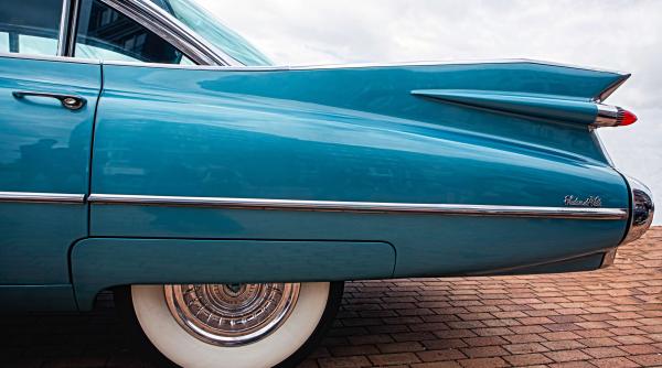 Un cuplu de ROMÂNI stabiliți în Italia face ÎNCONJURUL LUMII într-o mașină de epocă 