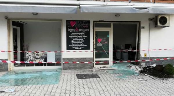 Italia. Salonul unei ROMÂNCE, DISTRUS în urma unui ATAC cu o BOMBĂ