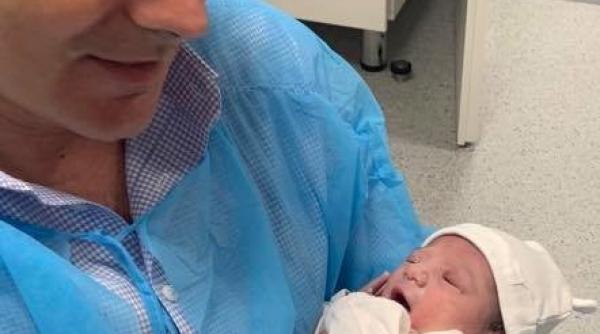 Rareş Bogdan, ATACAT de fanii lui Mircea Badea, într-o postare cu BEBELUŞUL său