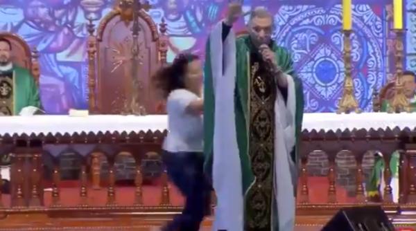 Un preot a fost ARUNCAT de pe scenă după ce a jignit femeile grase. VIDEO incredibil