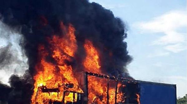 Austria. Camionul unui ROMÂN, MISTUIT de FLĂCĂRI uriașe în mers (FOTO + VIDEO)