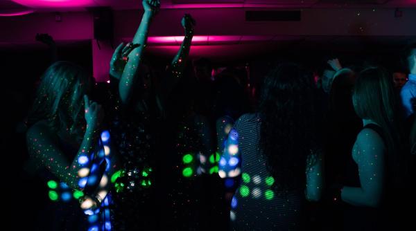 Italia. ROMÂN, ARESTAT după ce a participat la un VIOL în GRUP într-un club. Victima era LEȘINATĂ