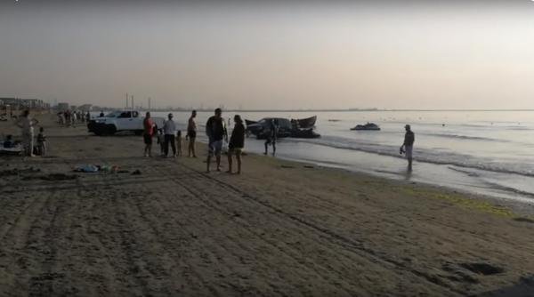 O maşină care a ajuns în mare, filmată pe o plajă din zona Mamaia Nord