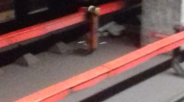 Un bărbat s-a sinucis la stația Izvor. Circulația este  îngreunată