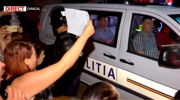 Crime Caracal. SUTE de oameni, în fața casei suspectului (FOTO)