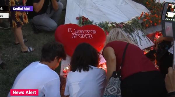 Moment de RECULEGERE în fața MAI. Lumânări și flori pentru Alexandra și Mihaela