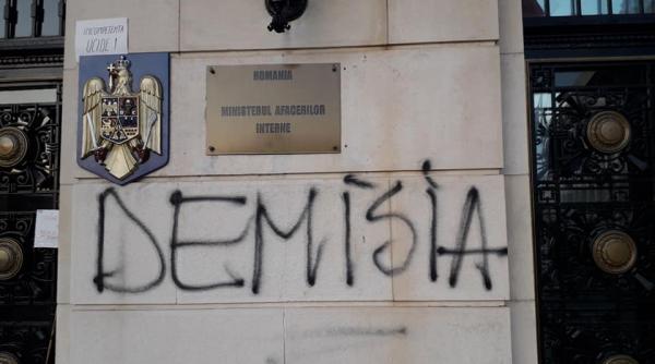 Crime Caracal. "DEMISIA", mesajul scris pe sediul MAI