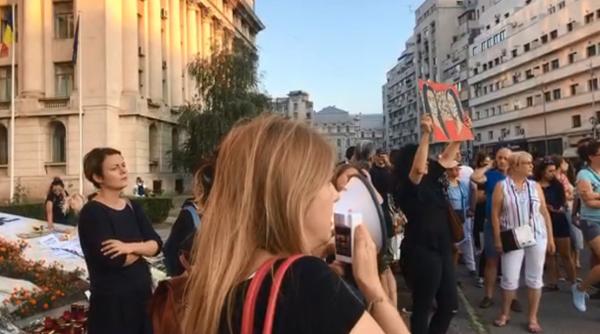PROTEST în fața MAI: ""Poliţia este complice în afacerile de trafic de fiinţe umane""