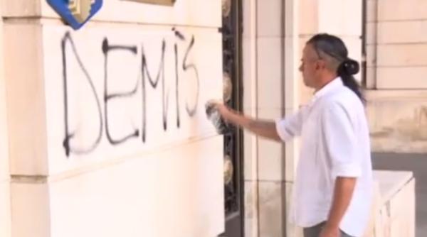 Ce au pățit cele trei persoane care au scris MESAJE pe sediul MAI, la PROTEST