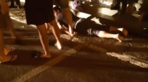 Femeie LOVITĂ și la un pas de a fi VIOLATĂ în stația de autobuz