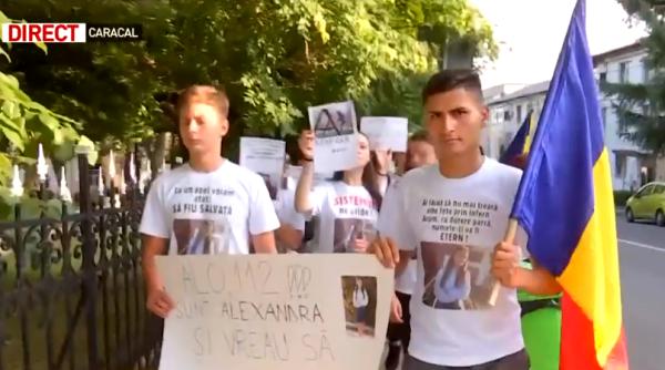 PROTEST la sediul Poliţiei din Caracal. Colegii Alexandrei, în LACRIMI: "ALO, 112!"