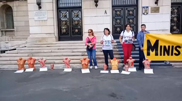 Un nou PROTEST de DIMINEAȚĂ în fața Ministerului de Interne: „Lasă-mă, că mă omori" (VIDEO)