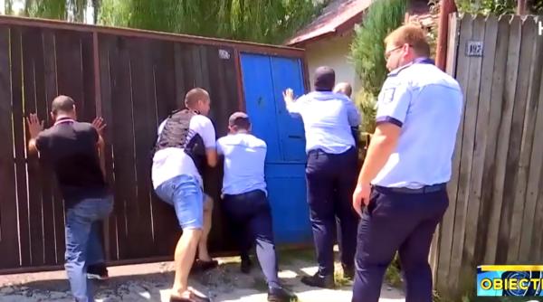 SPECTACOL la Caracal. Polițiștii SPARG porți în căutarea Alexandrei. NU mai AȘTEAPTĂ mandat