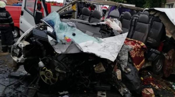 ACCIDENT MORTAL, în această dimineaţă. Un MICROBUZ plin cu ROMÂNI a IZBIT frontal un TIR (FOTO)