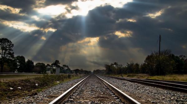 Locomotiva unui tren care transporta păcură a luat foc la Constanţa